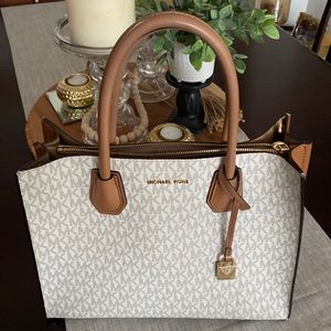 Michael Kors tote in very good condition. Minimal wear on a couple of corners